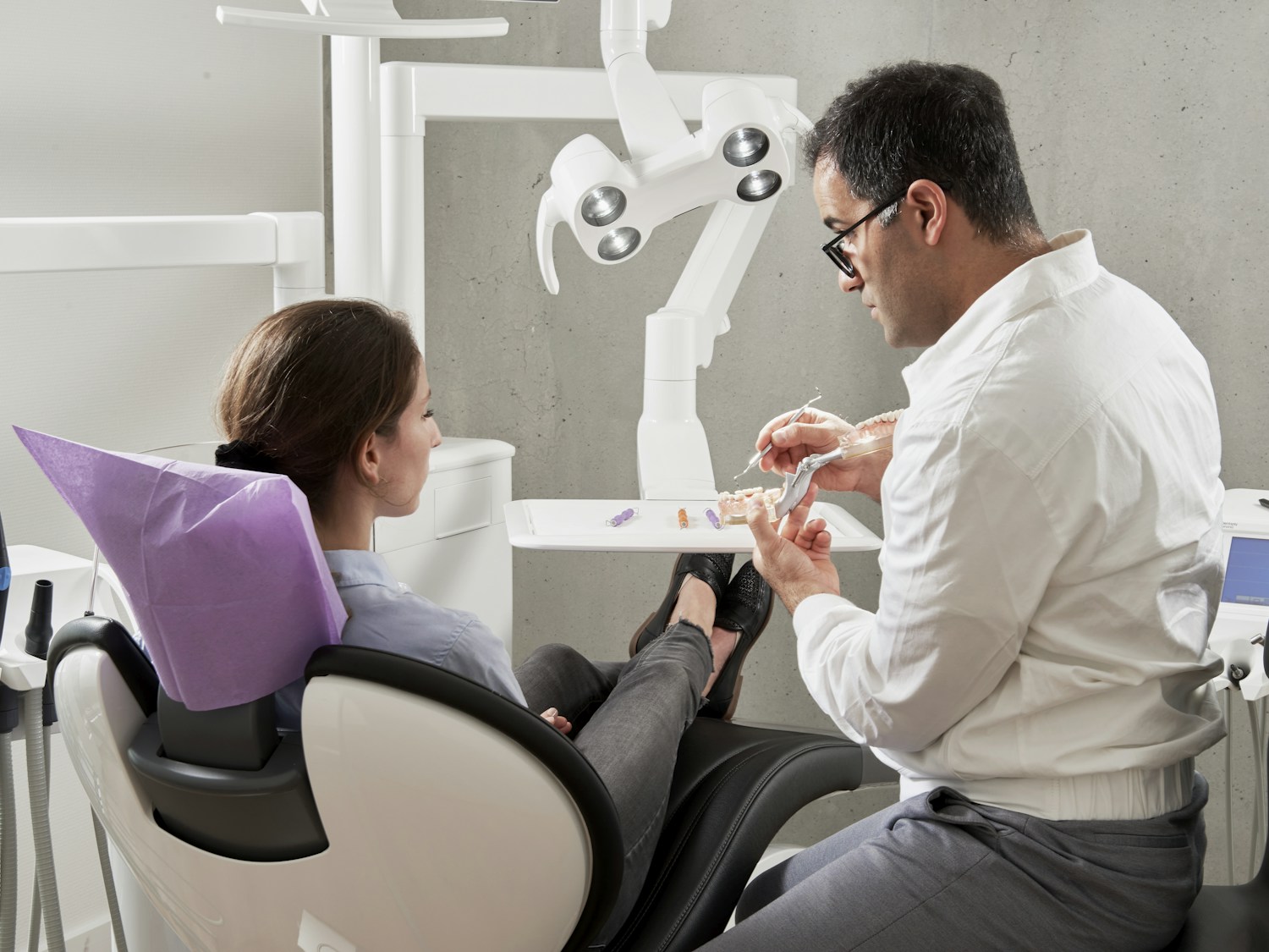 Dentista orientando uma paciente durante uma consulta
